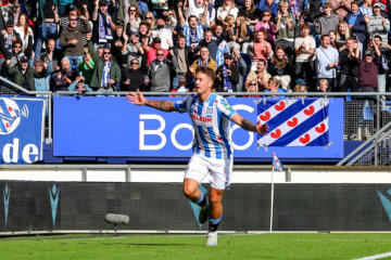 Dimitris Rallis viert zijn goal tegen PEC