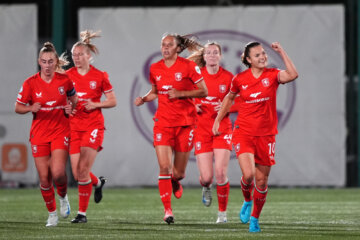 Kayleigh van Dooren juicht na haar treffer tegen Celtic