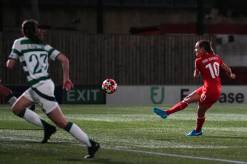 Kayleigh van Dooren scoort namens FC Twente