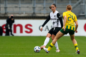 Karlijn Woons (AZ) en Anne van Egmond (ADO Den Haag)