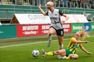 Kayra Nelemans (ADO Den Haag) zet een tackle in bij Floor Spaan (AZ)