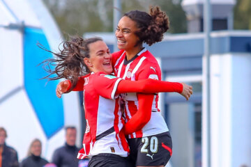Riola Xhemaili en Nina Nijstad juichen na een goal voor PSV