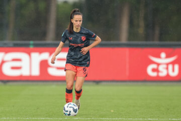 Marthe Munsterman aan de bal namens FC Utrecht