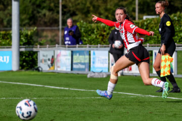 Zera Hulswit in actie namens PSV