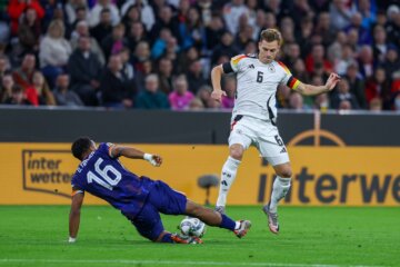 Quinten Timber in actie tegen Duitsland