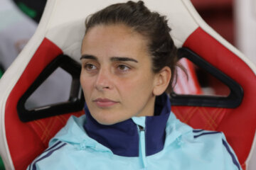 Renée Slegers op de bank bij Arsenal