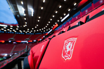 Stoelen met het FC Twente-logo in De Grolsch Veste