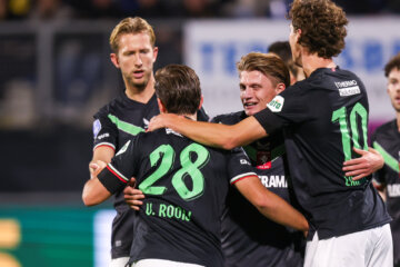 Sem Steijn krijgt de felicitaties na een doelpunt