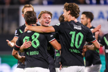 FC Twente juicht na een doelpunt van Sem Steijn