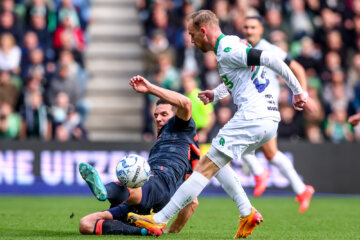 Nick Viergever tackelt Romano Postema