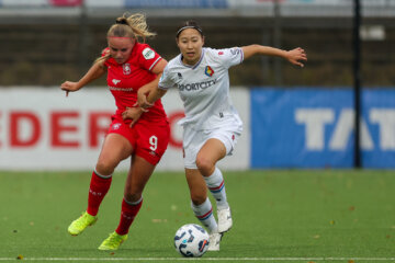 Jaimy Ravensbergen (FC Twente) in duel met Akari Takeshige (Telstar)