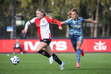 Noëlle van der Sluijs (Feyenoord) in duel met Rosa van Gool (Ajax)
