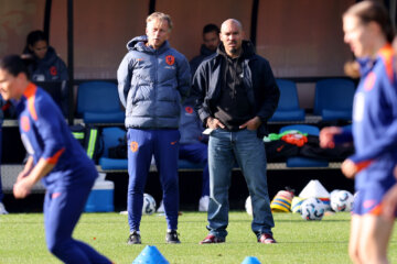 Andries Jonker en Nigel de Jong tijdens een training van de OranjeLeeuwinnen