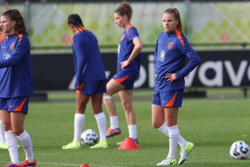Kayleigh van Dooren op het trainingsveld van de OranjeLeeuwinnen