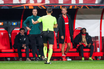 Michel Vlap krijgt na zijn wissel een gele kaart