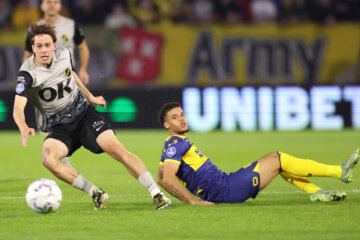Leo Sauer met op de achtergrond reclame voor Unibet in het Rat Verlegh Stadion