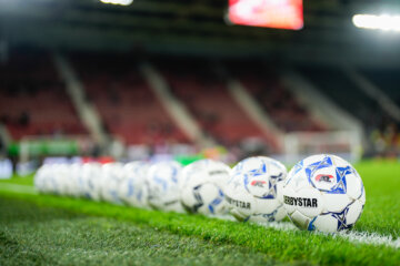 Ballen met het logo van AZ in het AFAS Stadion