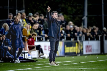 Carl Hoefkens langs de lijn bij Barendrecht - NAC Breda
