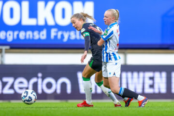 Maruschka Waldus (Feyenoord) in duel met Lyanne Iedema (SC Heerenveen)