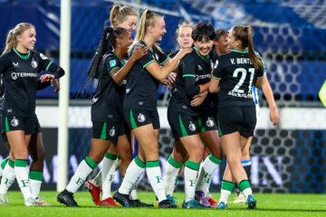 Toko Koga wordt gefeliciteerd met haar eerste doelpunt voor Feyenoord