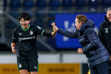 Toko Koga viert haar eerste Feyenoord-doelpunt met Jessica Torny
