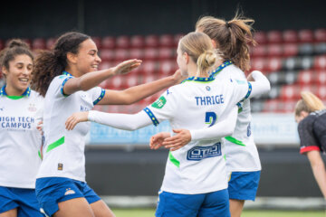 Sara Thrige juicht met haar PSV-ploeggenoten