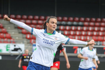 Riola Xhemaili juicht na een goal voor PSV