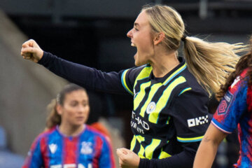 Jill Roord juicht na haar goal voor Manchester City