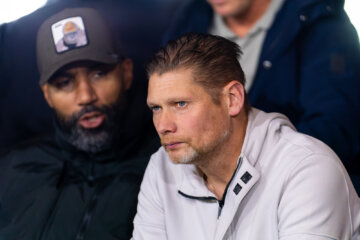 Theo Lucius, met op de achtergrond Orlando Engelaar