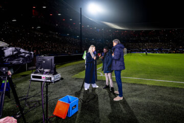 Hélène Hendriks, Royston Drenthe en Pierre van Hooijdonk in De Kuip
