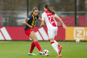 Alieke Tuin (FC Twente) in duel met Lotte Keukelaar (Ajax)