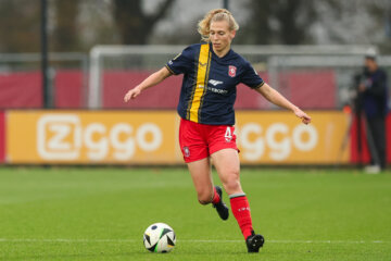 Lieske Carleer aan de bal namens FC Twente