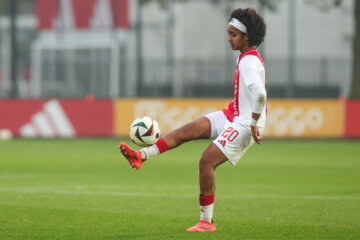Lily Yohannes aan de bal namens Ajax