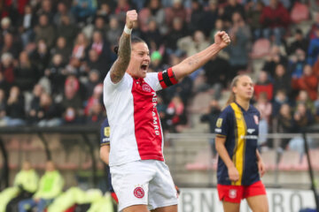 Sherida Spitse (Ajax) juicht na haar goal tegen FC Twente