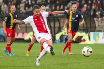 Sherida Spitse (Ajax) schiet raak tegen FC Twente