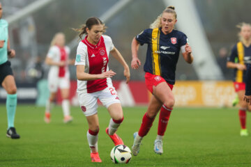 Lotte Keukelaar (Ajax) in duel met Danique van Ginkel (FC Twente)