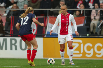 Tiny Hoekstra (Ajax) aan de bal tegen FC Twente