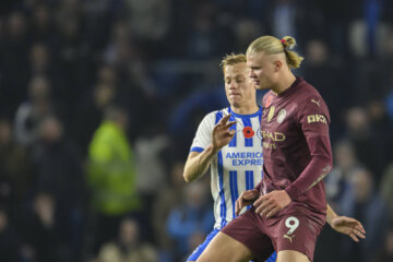 Jan Paul van Hecke in duel met Erling Haaland