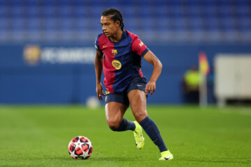 Esmee Brugts aan de bal namens FC Barcelona