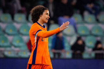 Gjivai Zechiël na zijn treffer voor Jong Oranje