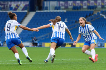 Marisa Olislagers (rechts) juicht met Fran Kirby en Nikita Parris