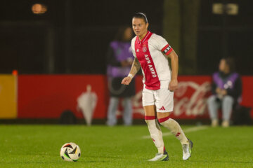 Sherida Spitse in het shirt van Ajax