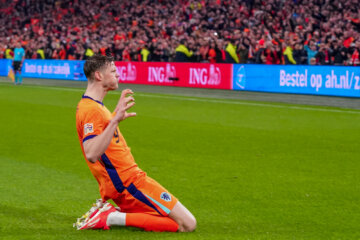 Wout Weghorst juicht na zijn goal tegen Hongarije