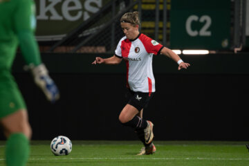 Sanne Koopman aan de bal namens Feyenoord