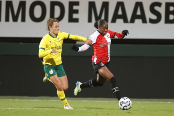 Femke Pietersma (Fortuna Sittard) in duel met Esther Buabadi (Feyenoord)