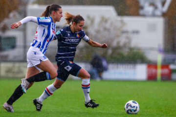 Elfi Maass (SC Heerenveen) in duel met Telstar-captain Soraya Verhoeve