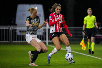 Melanie Bross (PSV) in actie tegen AZ