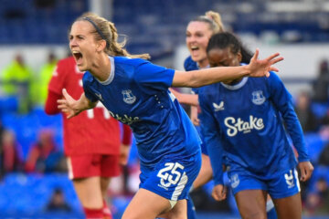 Katja Snoeijs juicht na haar goal voor Everton in de Merseyside derby