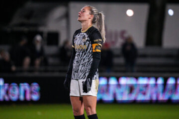 De teleurstelling is zichtbaar bij AZ-captain Desiree van Lunteren