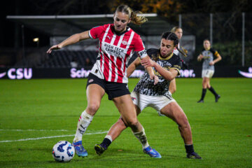 Gwyneth Hendriks (PSV) in duel met Romaissa Boukakar (AZ)